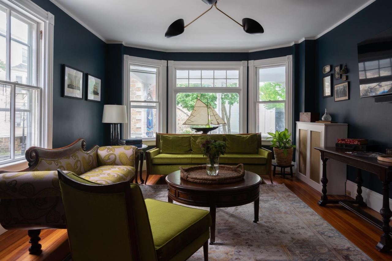 | Chart House Inn