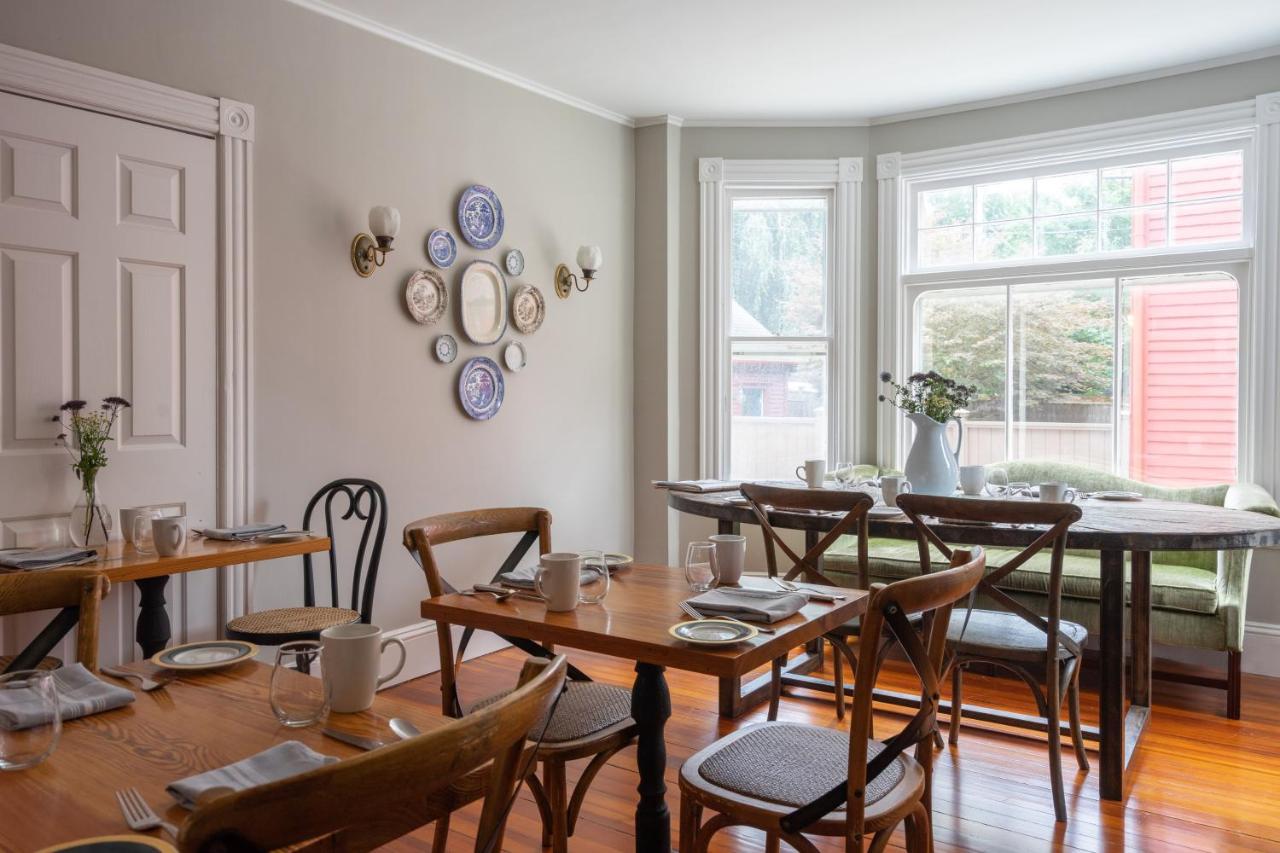 | Chart House Inn