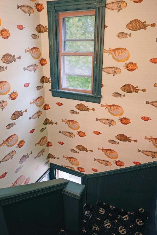 | Chart House Inn