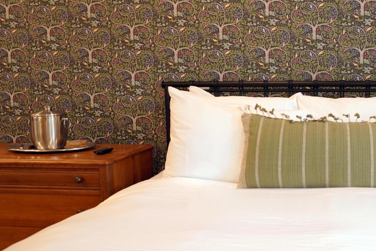 | Chart House Inn