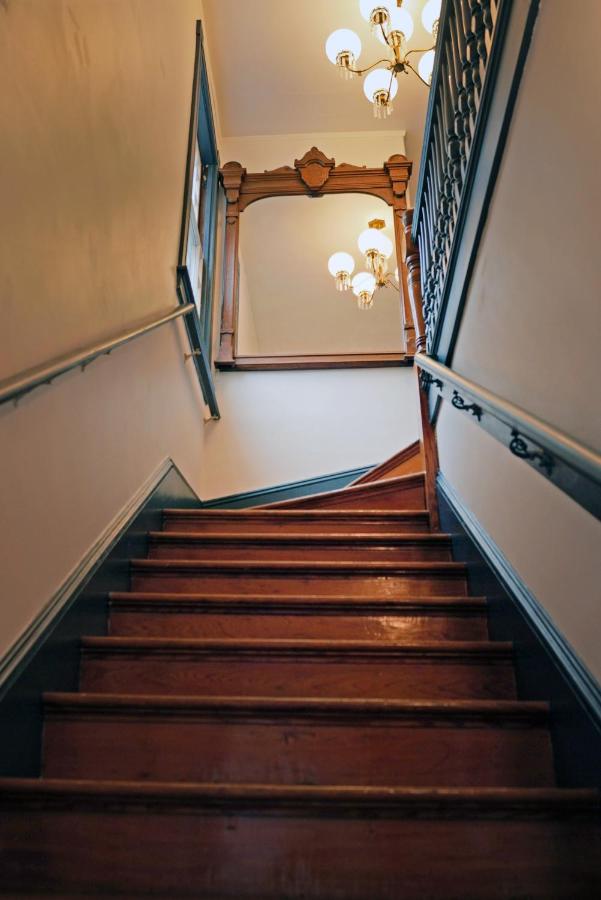 | Chart House Inn