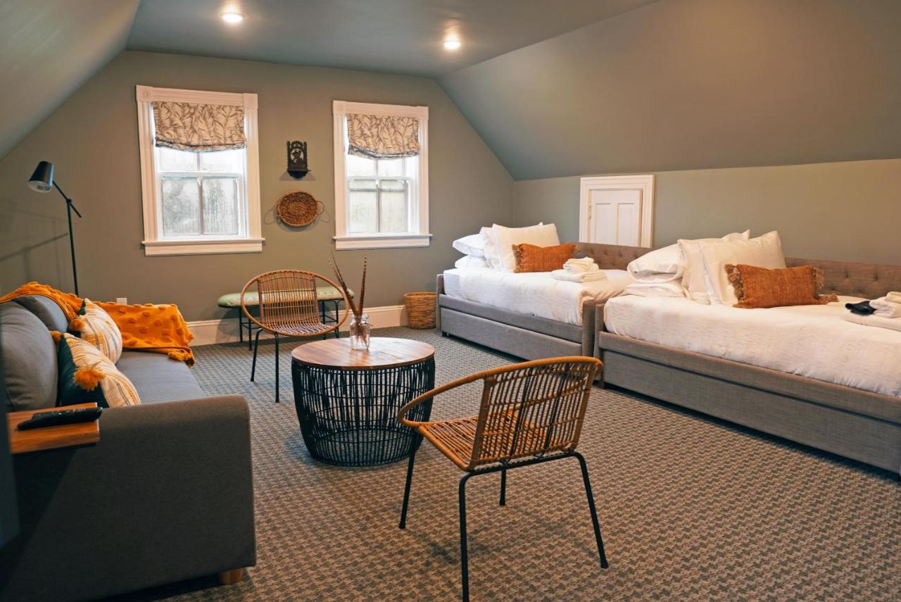| Chart House Inn