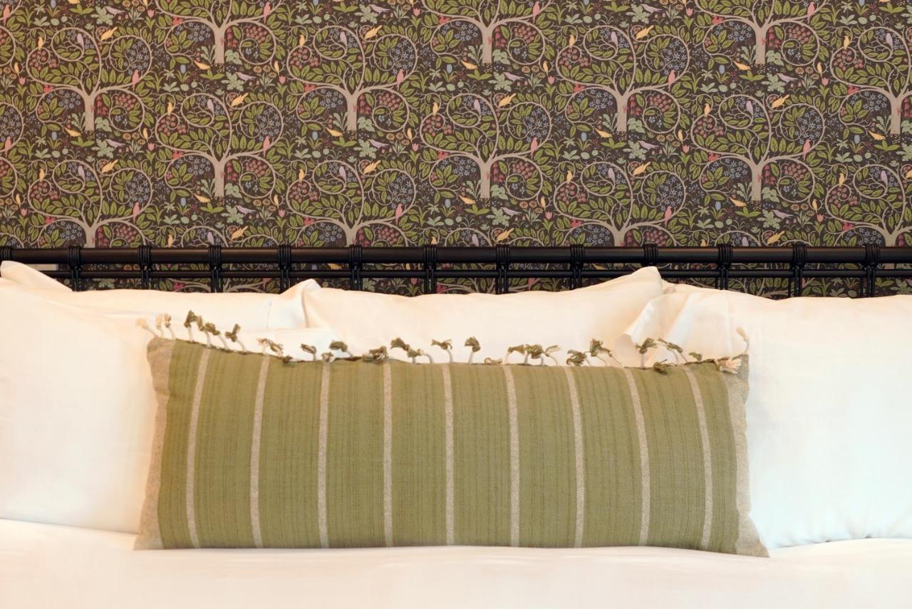 | Chart House Inn
