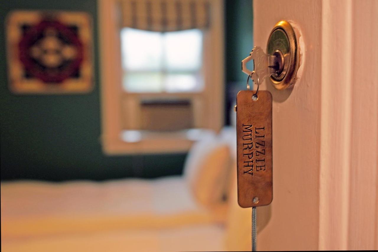 | Chart House Inn