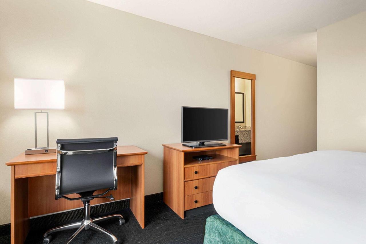 Queen Room - Non-Smoking at Baymont by Wyndham Fremont