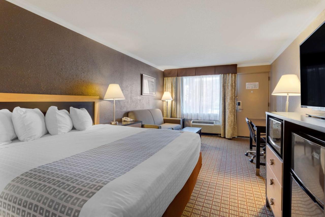 King Room with Bath Tub - Disability Access/Non-Smoking  at Best Western Smoky Mountain Inn