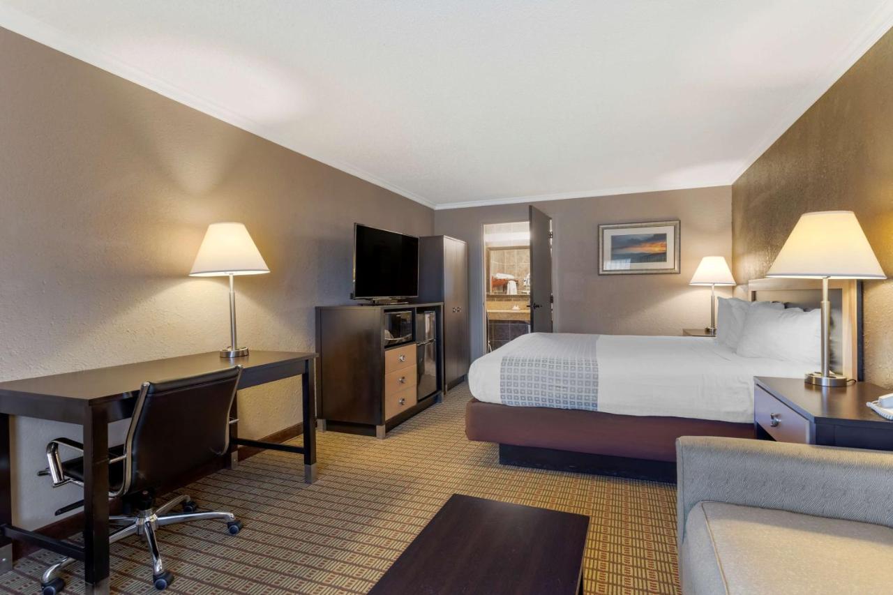 King Room with Bath Tub - Disability Access/Non-Smoking  at Best Western Smoky Mountain Inn