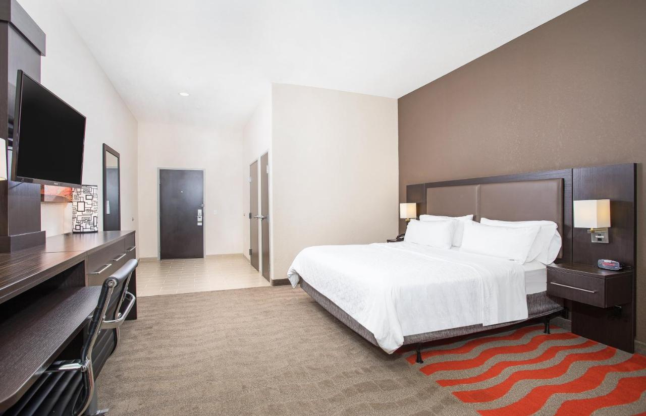 King Room - Hearing Accessible - Roll-in Shower at Holiday Inn Express & Suites Glasgow by IHG
