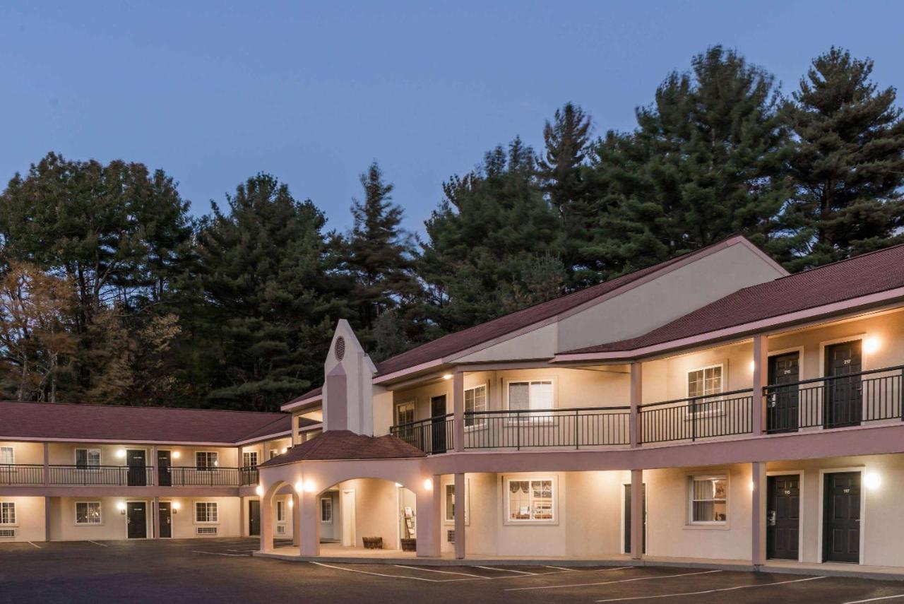 | Howard Johnson by Wyndham Lenox