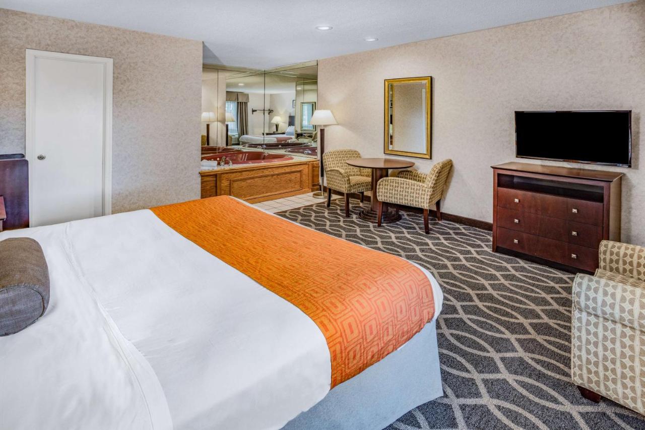| Howard Johnson by Wyndham Lenox