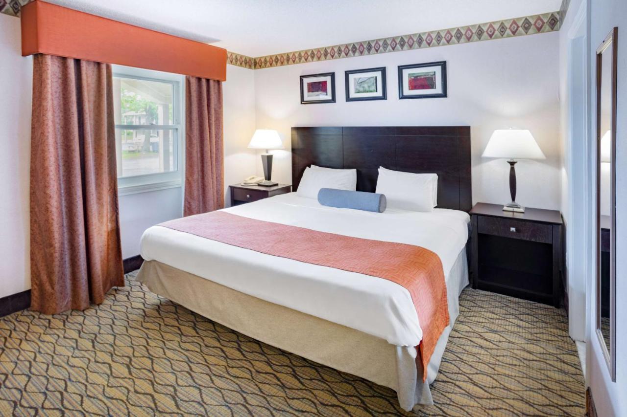 | Howard Johnson by Wyndham Lenox