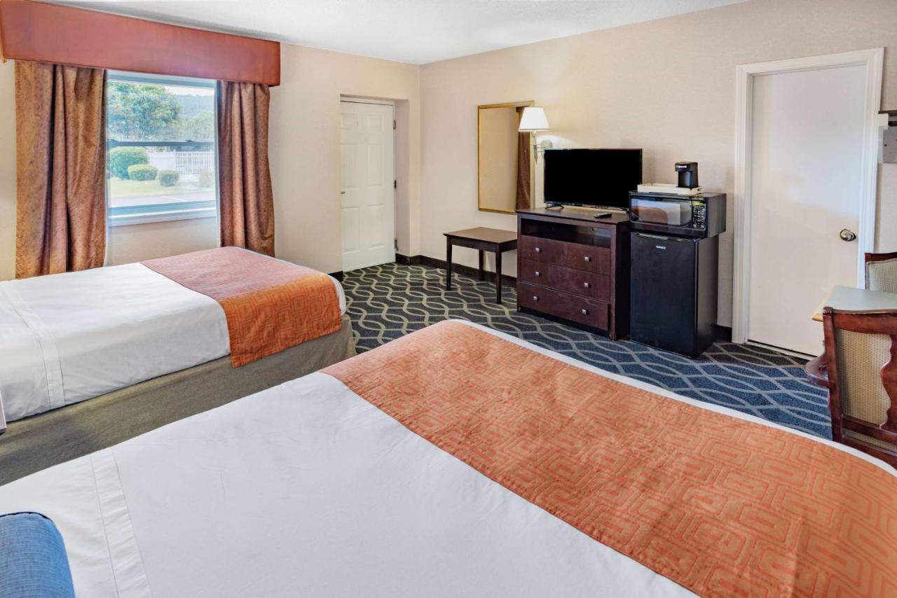 | Howard Johnson by Wyndham Lenox