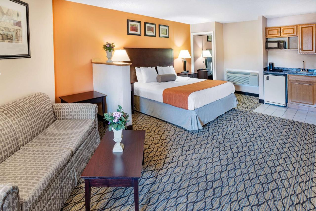 | Howard Johnson by Wyndham Lenox