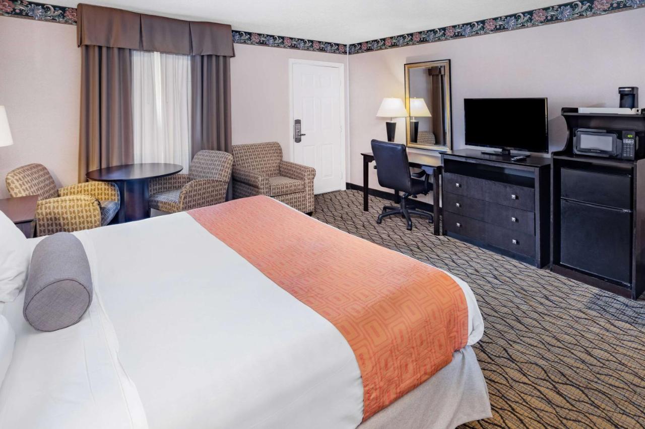| Howard Johnson by Wyndham Lenox