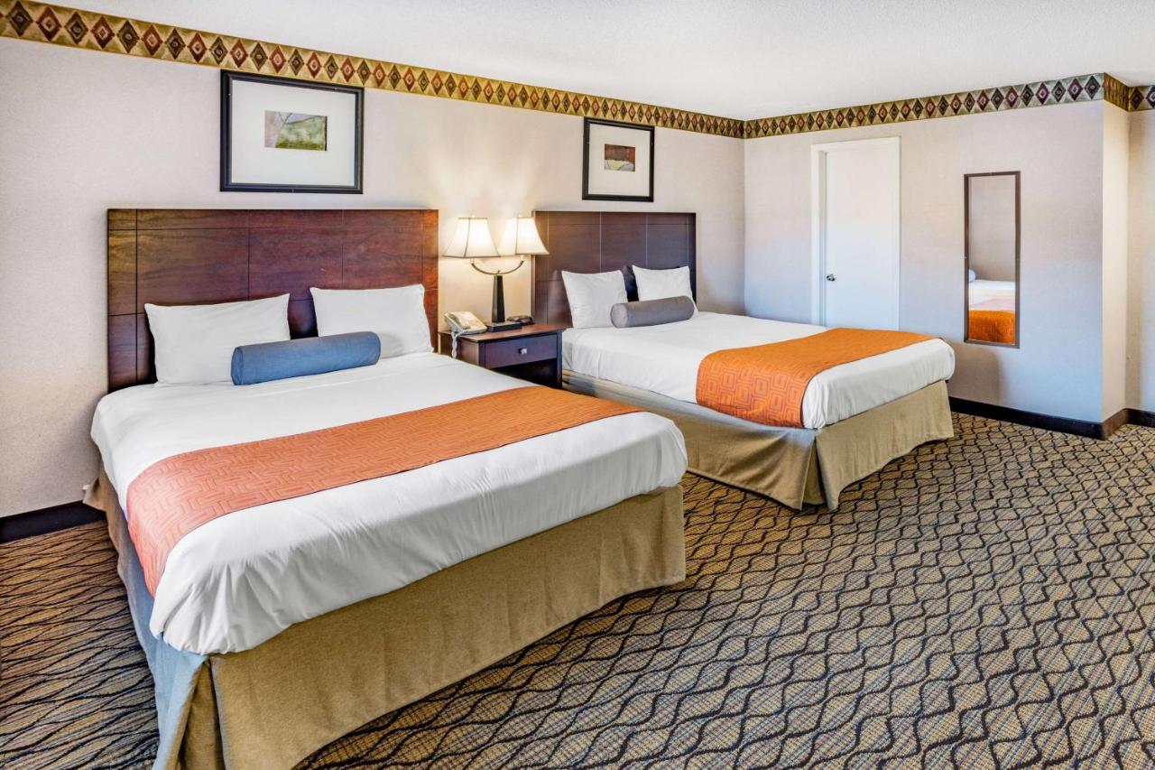 | Howard Johnson by Wyndham Lenox