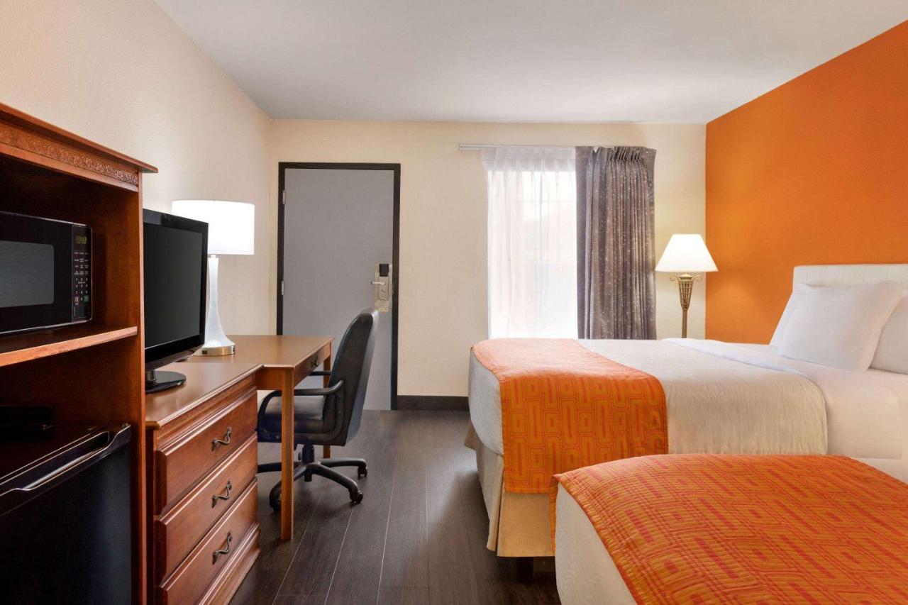 Queen Room with Two Queen Beds - Mobility Access/Non-Smoking at Howard Johnson by Wyndham Chattanooga Lookout Mountain I-24
