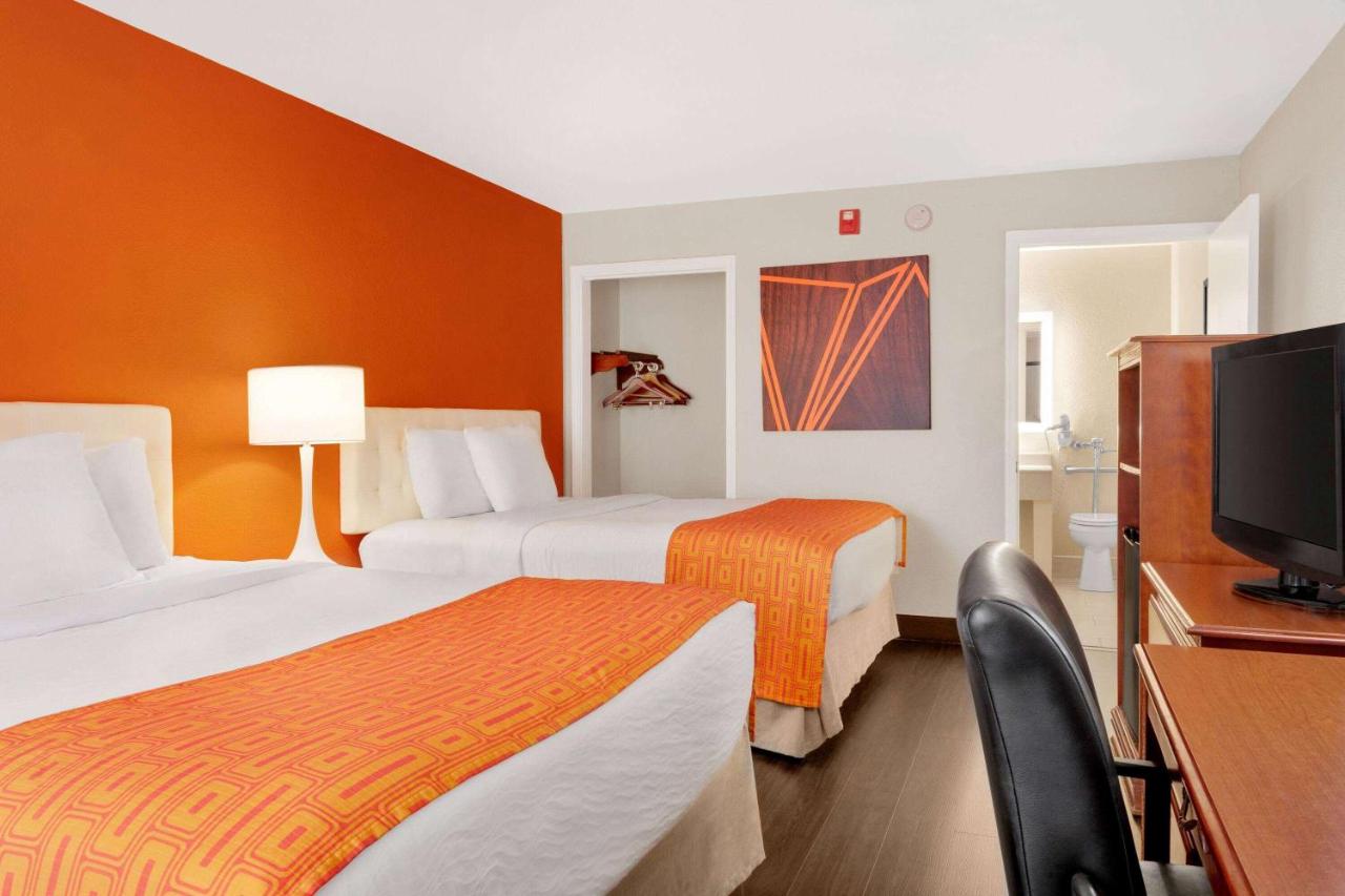 Queen Room with Two Queen Beds - Mobility Access/Non-Smoking at Howard Johnson by Wyndham Chattanooga Lookout Mountain I-24