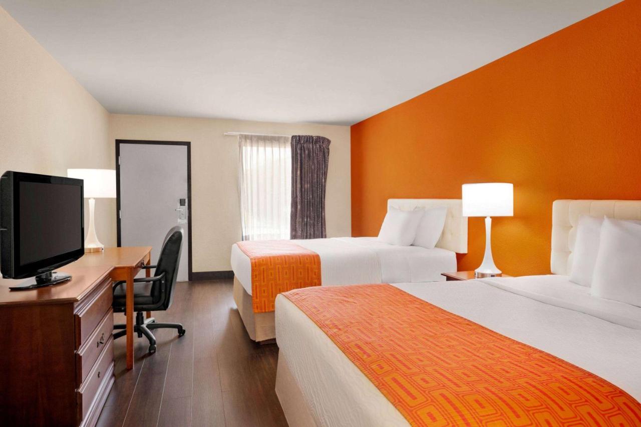 Queen Room with Two Queen Beds - Mobility Access/Non-Smoking at Howard Johnson by Wyndham Chattanooga Lookout Mountain I-24