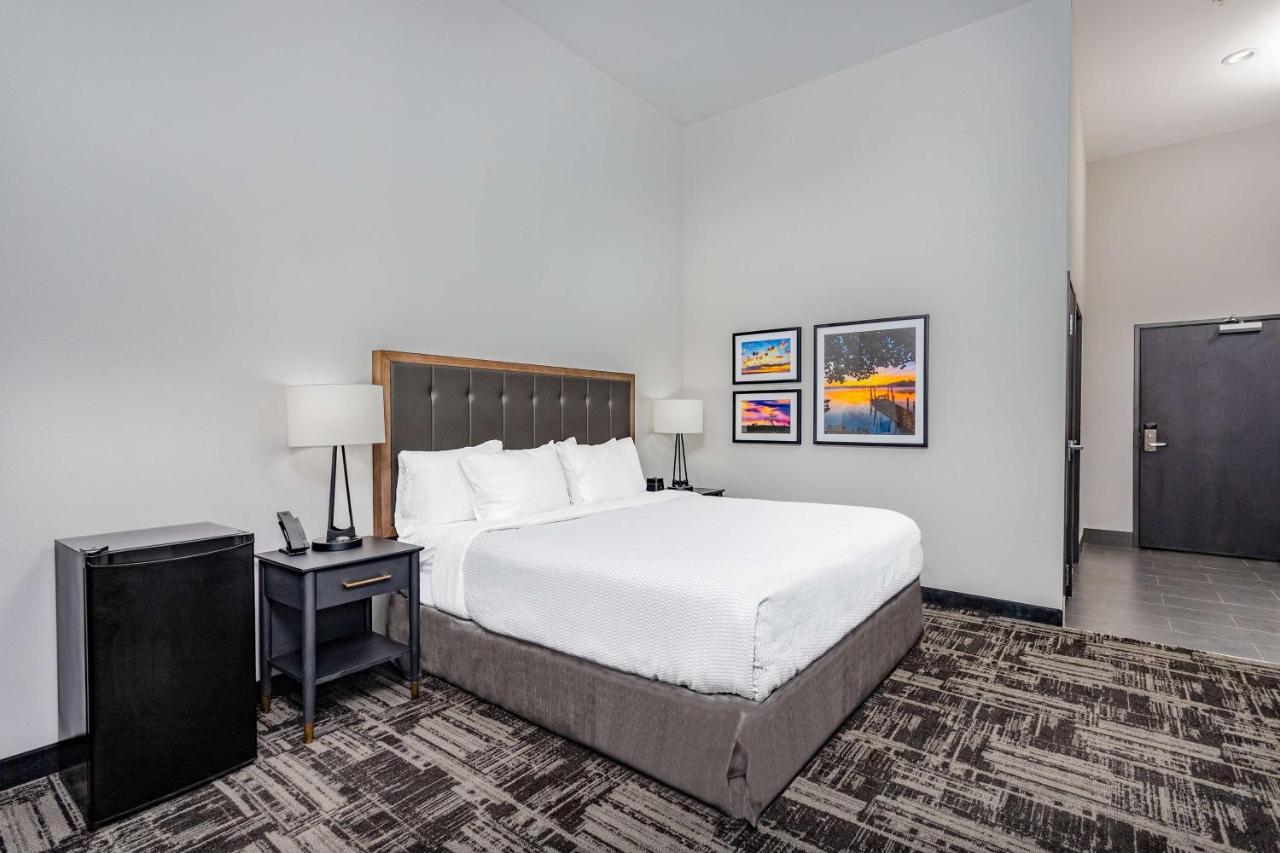 1 King Bed, Mobility Accessible Room, Bathtub w/Grab Bars, Non-Smoking at La Quinta Suites by Wyndham South Bend Notre Dame Area