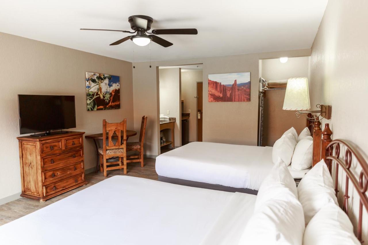 Queen Room with Two Queen Beds at Aarchway Inn