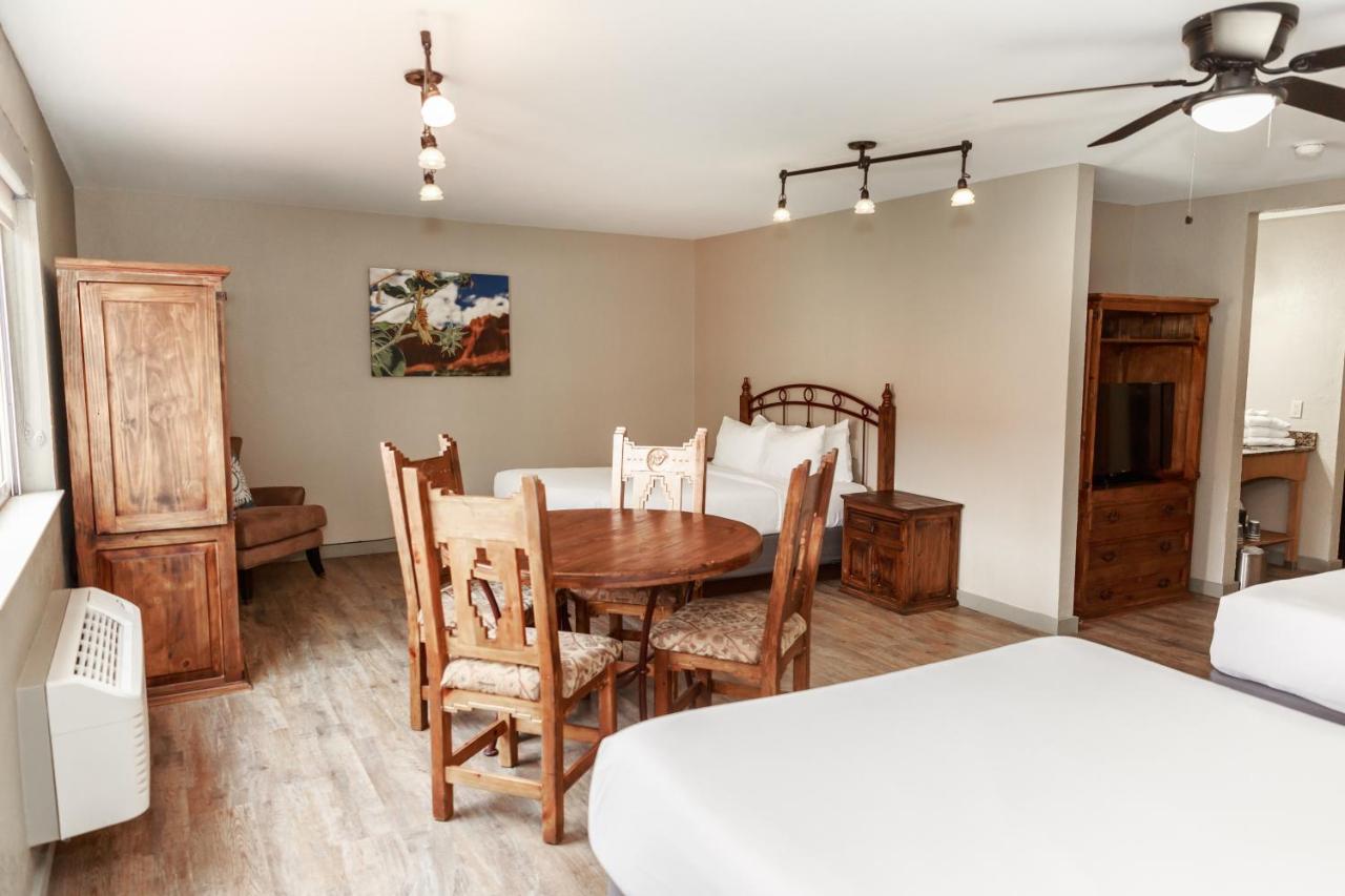 Queen Room with Three Queen Beds at Aarchway Inn