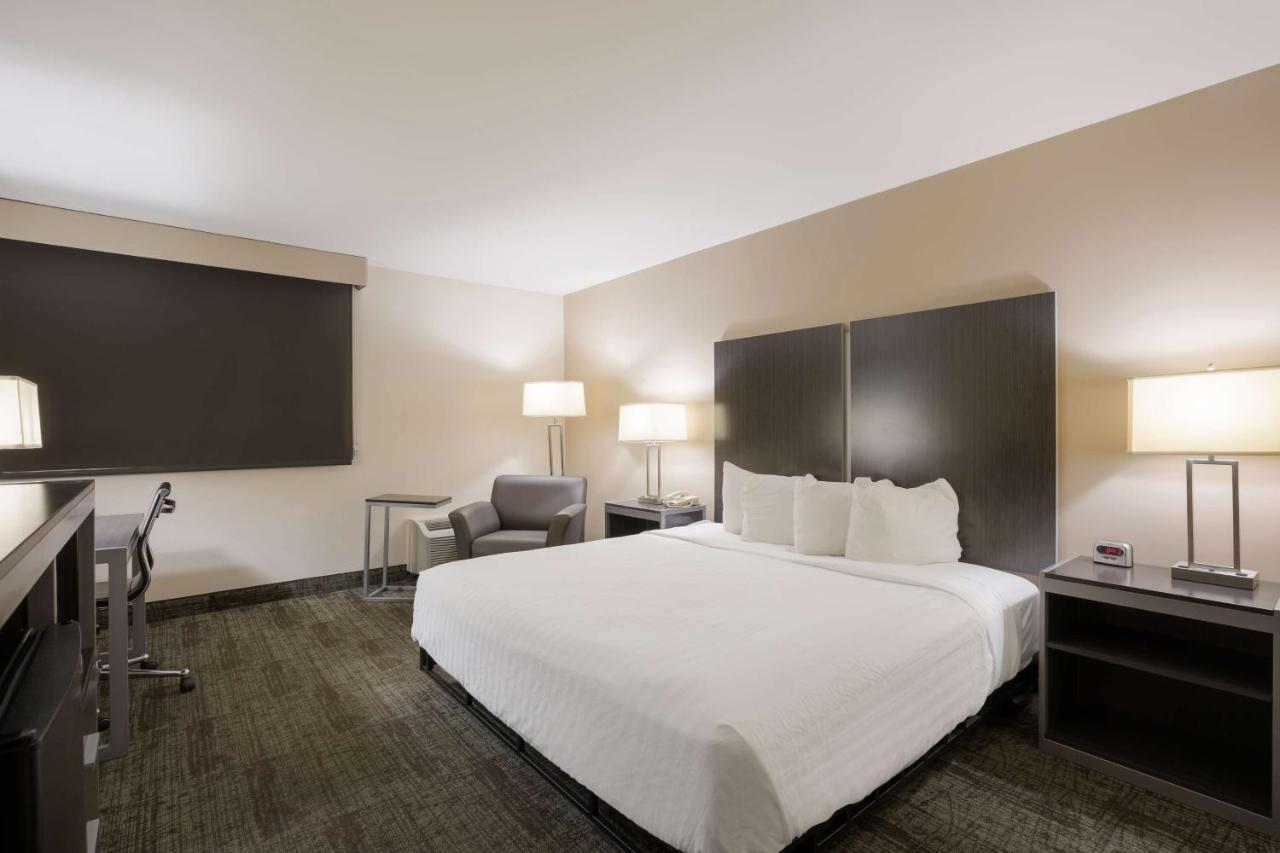 King Room with Roll-In Shower - Mobility Access at Best Western Northwest Indiana Inn