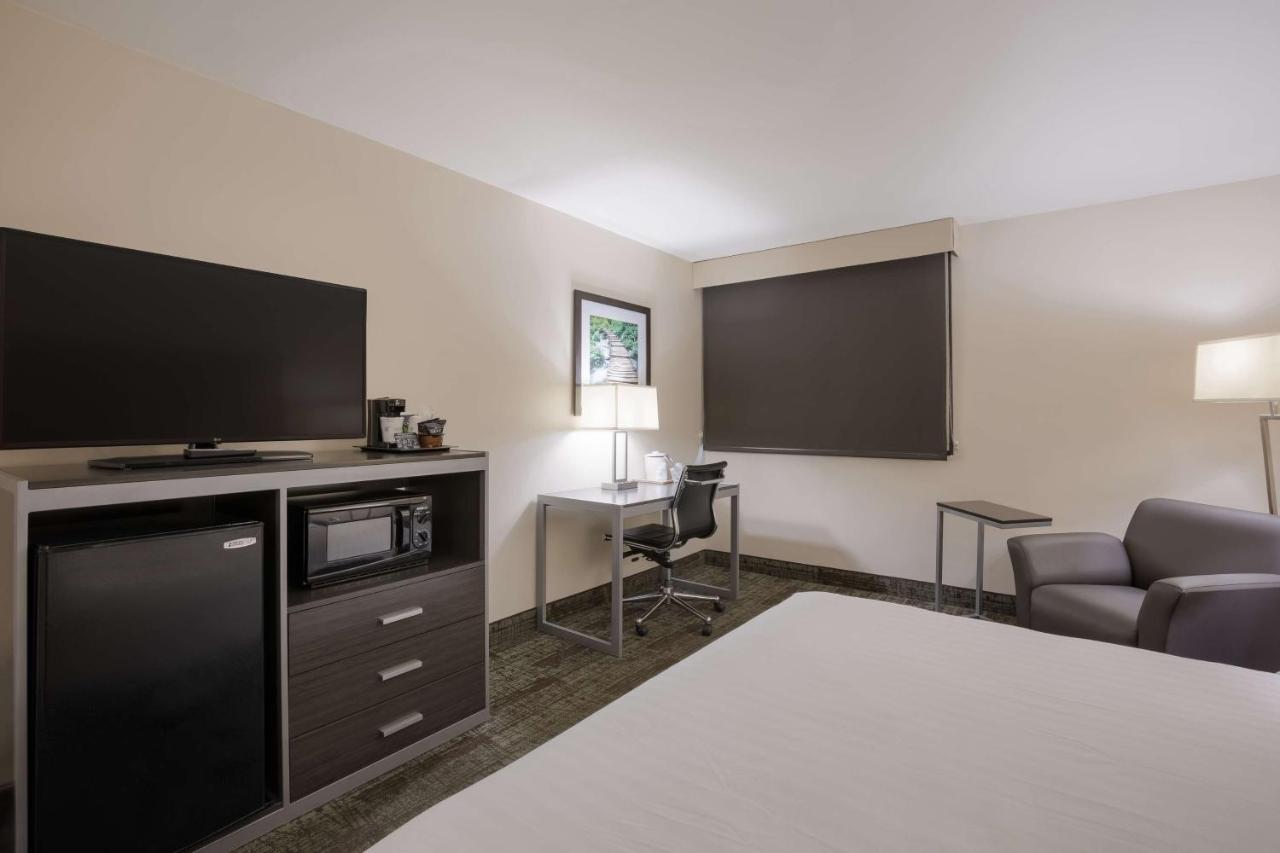 King Room with Roll-In Shower - Mobility Access at Best Western Northwest Indiana Inn