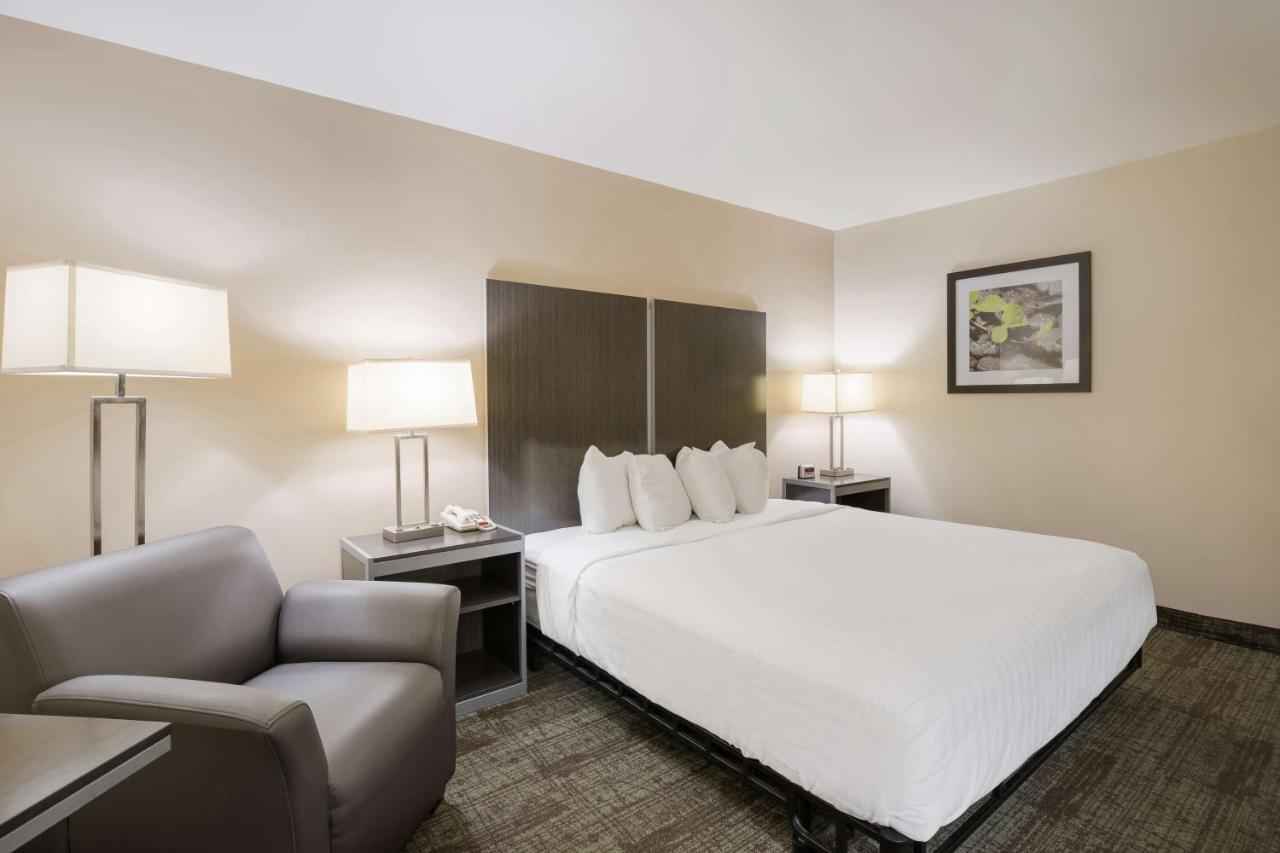 King Room with Roll-In Shower - Mobility Access at Best Western Northwest Indiana Inn