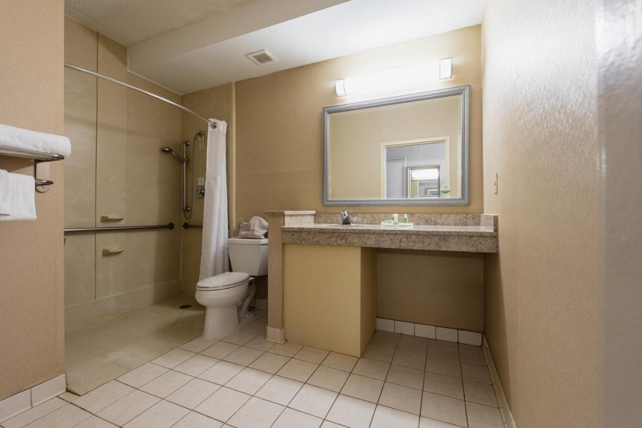Queen Room - Disability Access at Holiday Inn South Plainfield-Piscataway, an IHG Hotel