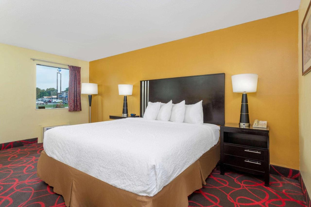 King Room - Mobility Access/Non-Smoking at Travelodge by Wyndham Richmond IN
