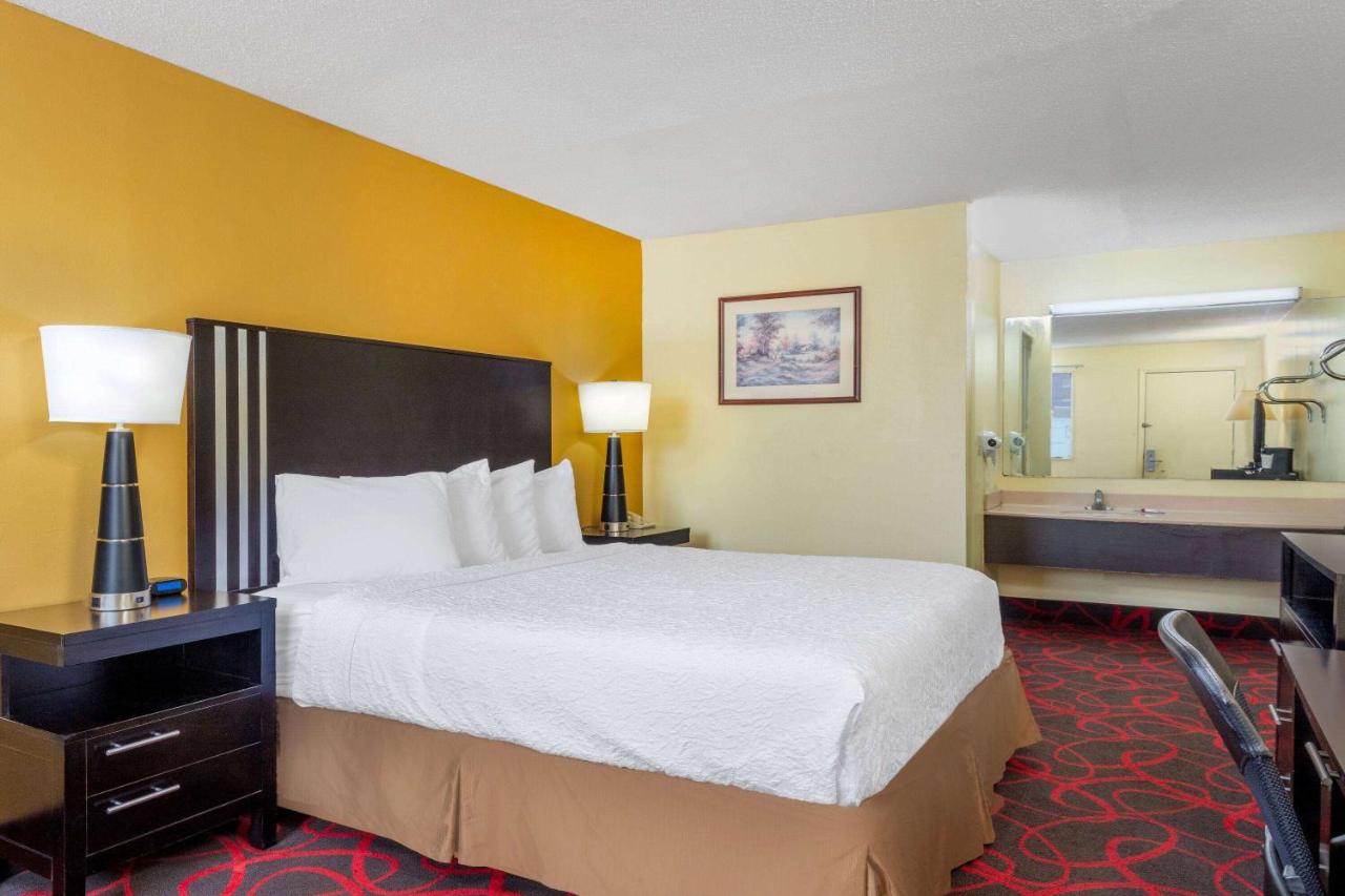 King Room - Mobility Access/Non-Smoking at Travelodge by Wyndham Richmond IN