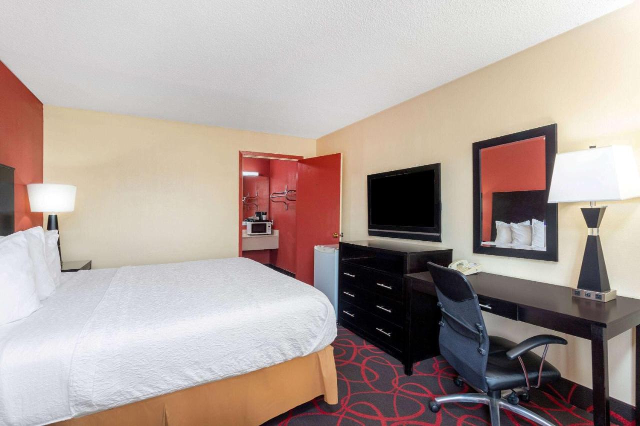 King Room - Non-Smoking at Travelodge by Wyndham Richmond IN