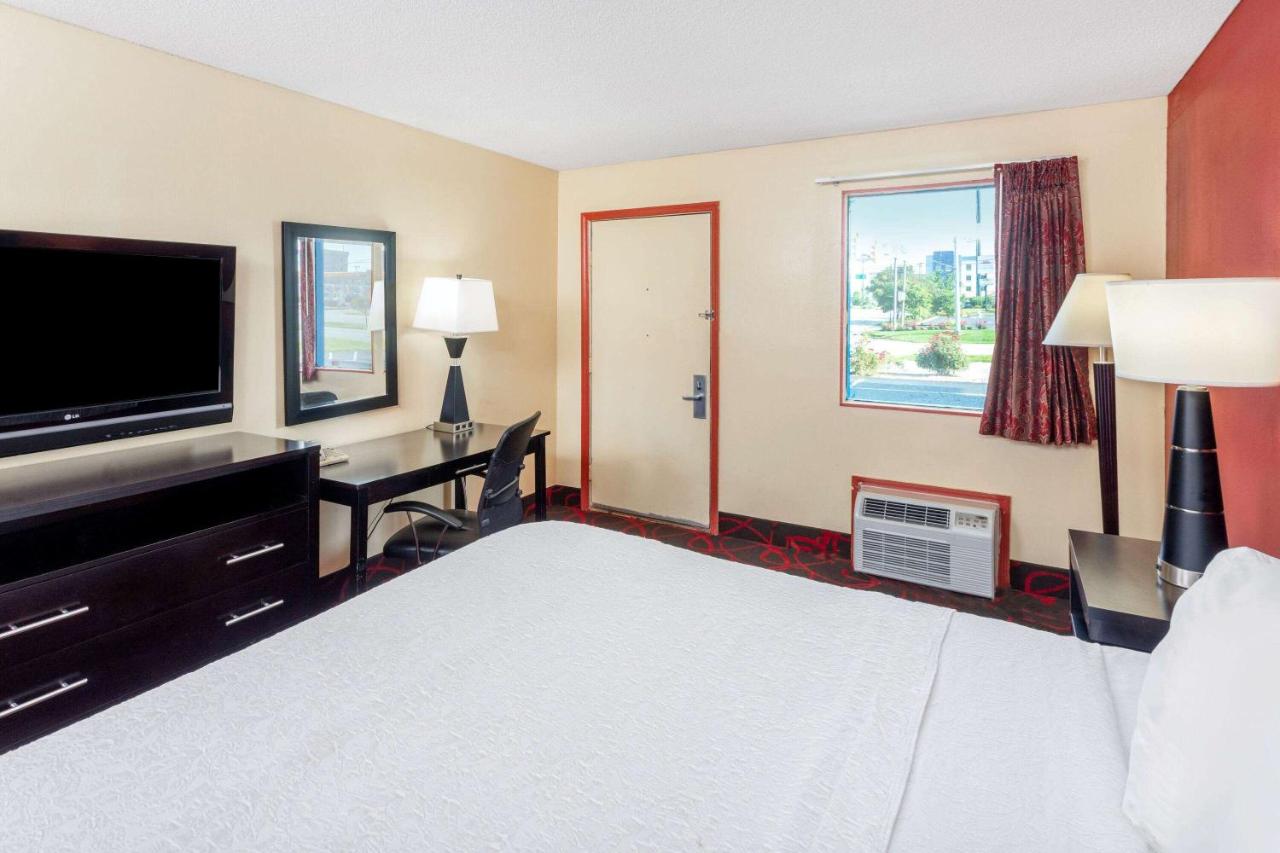 King Room - Non-Smoking at Travelodge by Wyndham Richmond IN