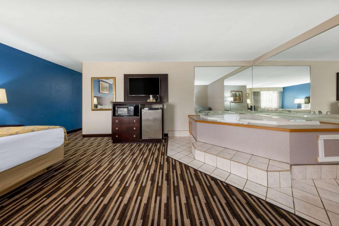Deluxe King Studio Suite - Non-Smoking at Baymont by Wyndham Springfield South Hwy 65