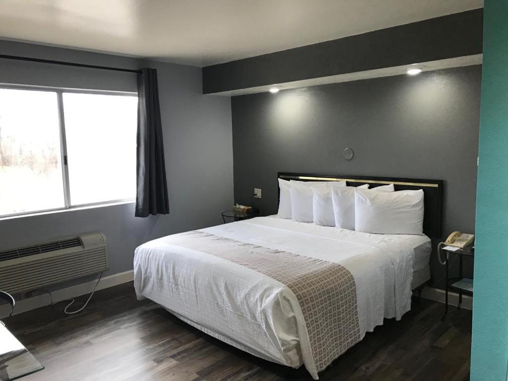 King Room at Valued Stay Madison
