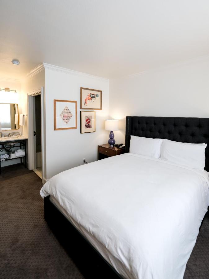 Classic Queen Room at Hotel Ella