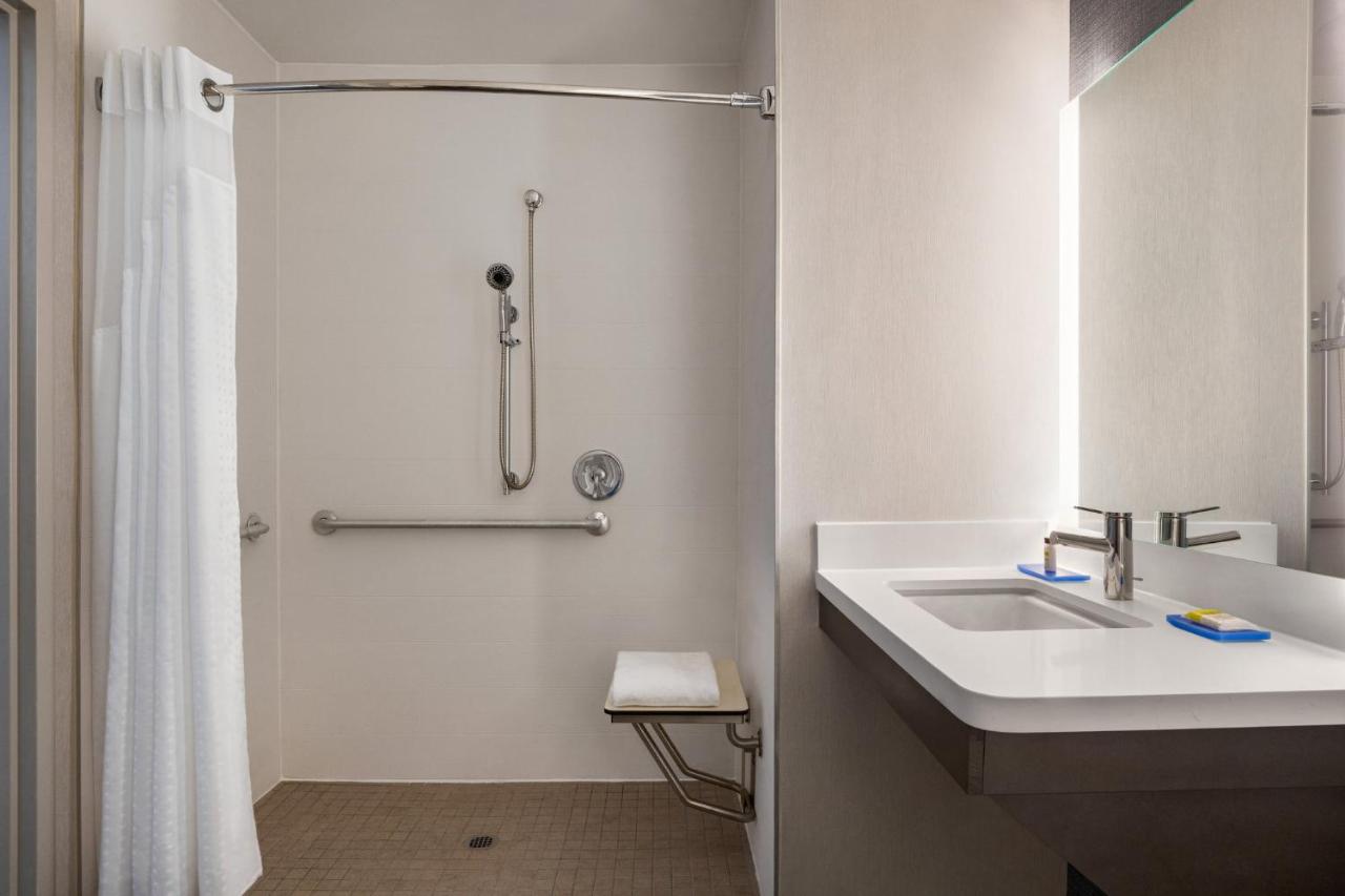 King Room - Hearing Accessible - Roll-in Shower at Holiday Inn Express Hotel & Suites Denver Airport by IHG