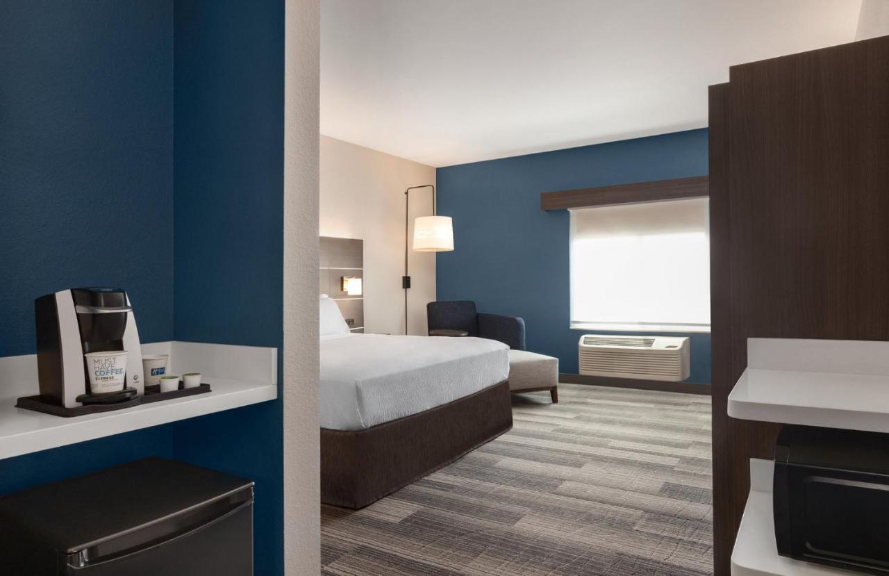 King Room - Hearing Accessible - Roll-in Shower at Holiday Inn Express Hotel & Suites Denver Airport by IHG
