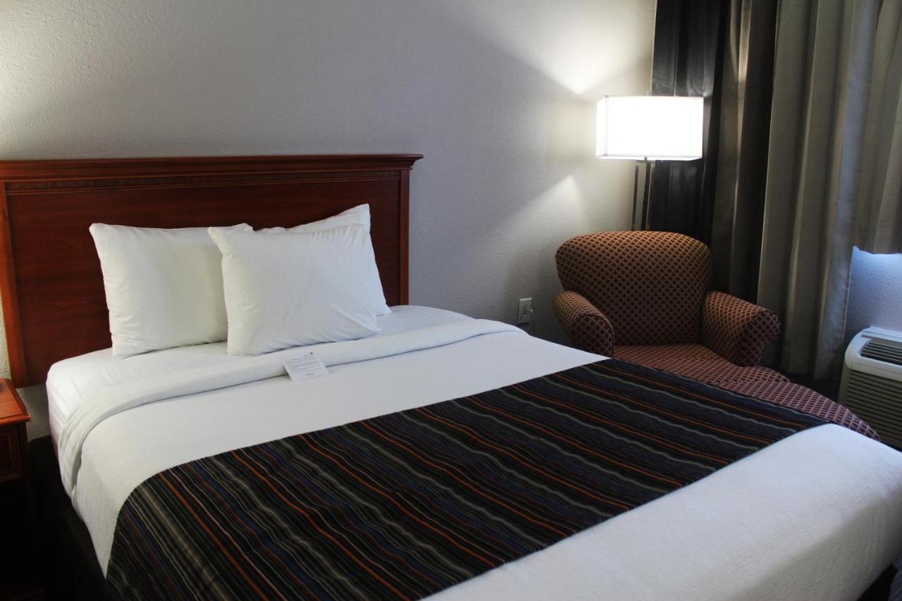 King Room with Roll-in Shower - Disability Access/Non-Smoking at Country Inn & Suites by Radisson, San Antonio Lackland AFB - SeaWorld Area