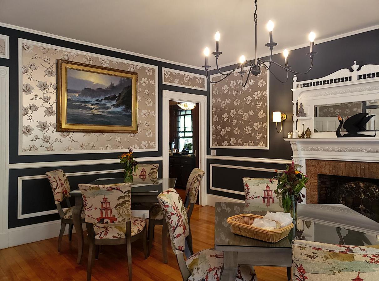 | Sand Bar Cottage Inn