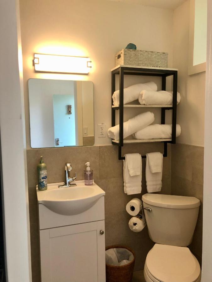 | Kona Tiki Hotel