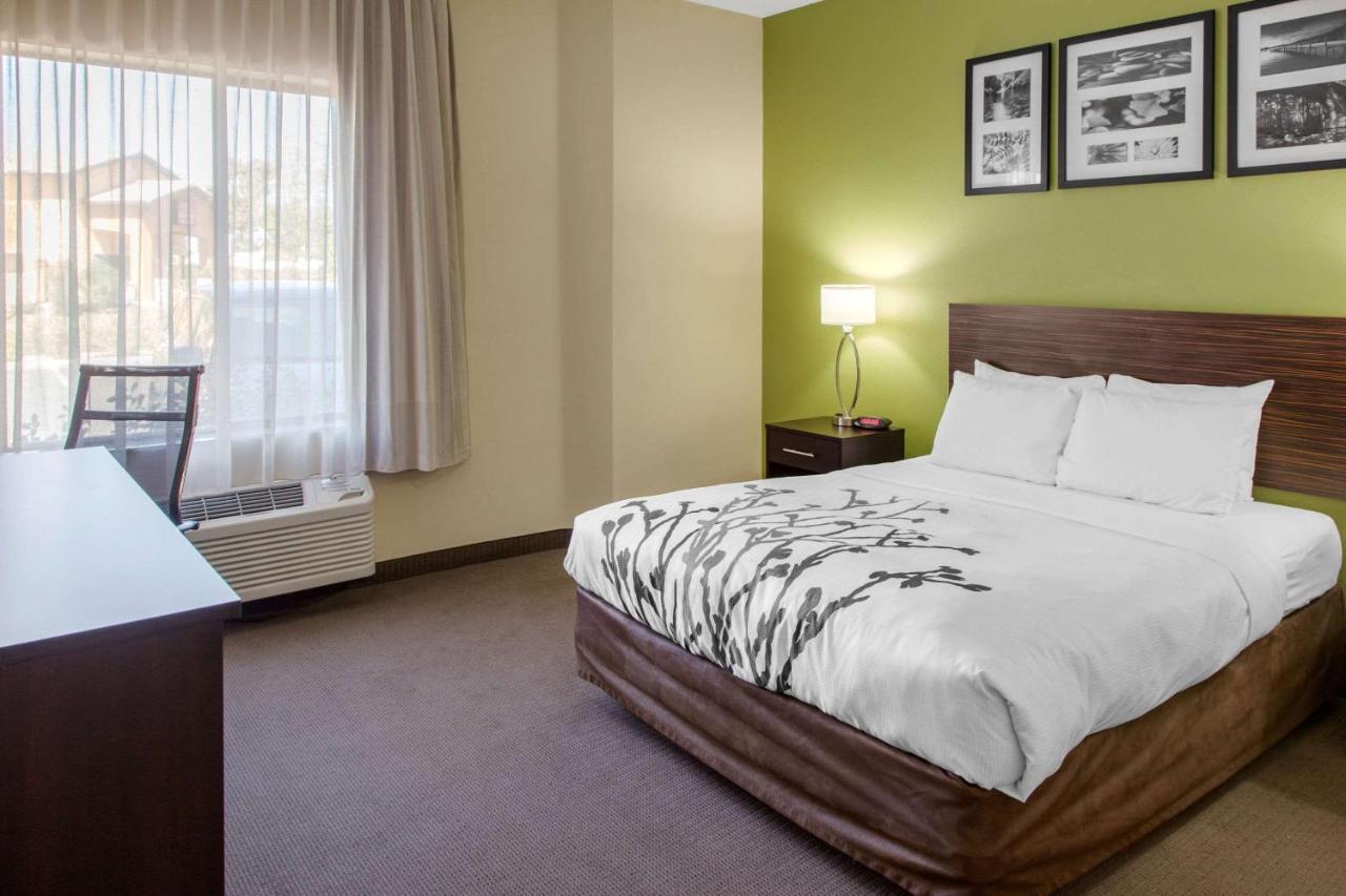 Queen Room at Sleep Inn & Suites Bakersfield North