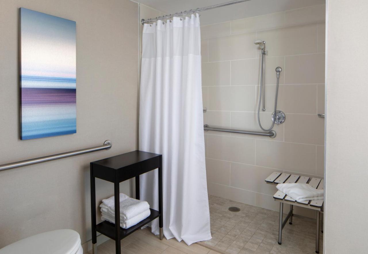 Deluxe Queen Room with Roll-in Shower - Mobility/Hearing Accessible at Sonesta San Jose - Milpitas
