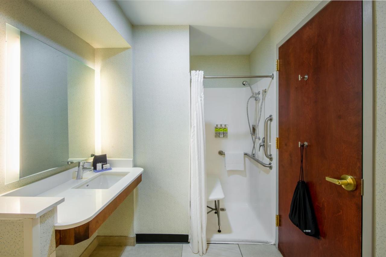  | Holiday Inn Express Hotel & Suites in North East (Erie)