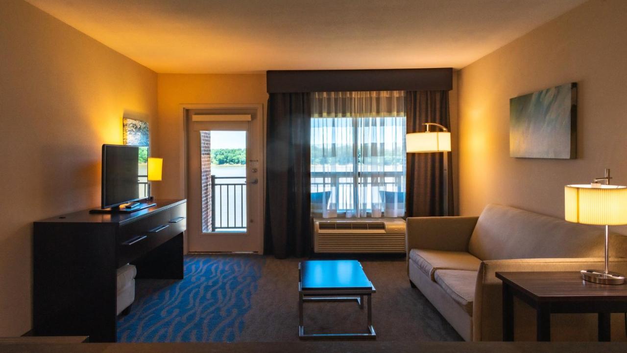Superior Two-Bedroom King Suite at Holiday Inn Owensboro Riverfront, an IHG Hotel