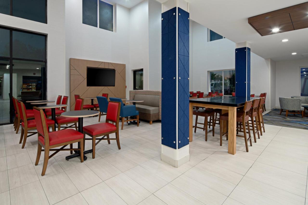 | Holiday Inn Express Fresno South, an IHG Hotel