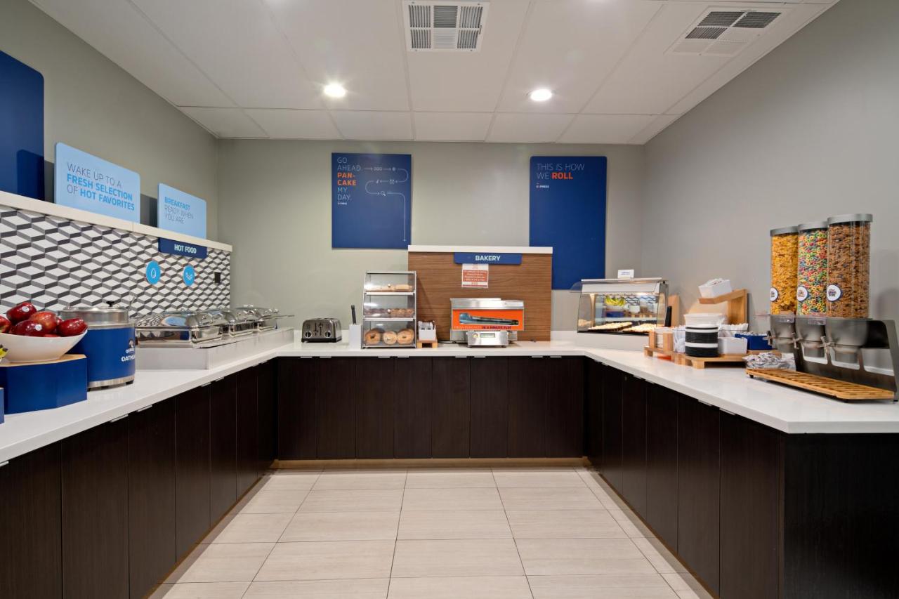 | Holiday Inn Express Fresno South, an IHG Hotel