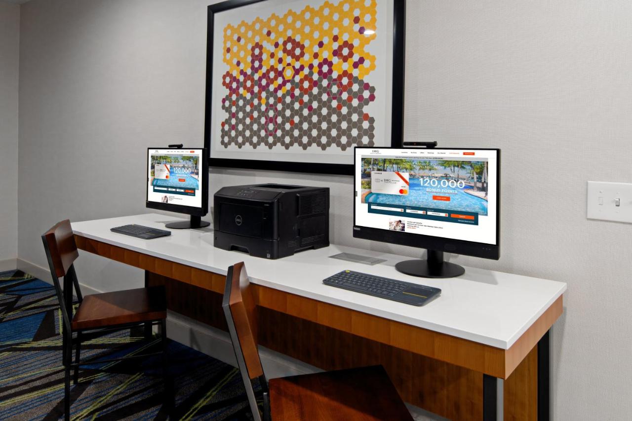 | Holiday Inn Express Fresno South, an IHG Hotel