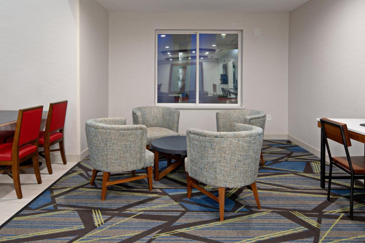 | Holiday Inn Express Fresno South, an IHG Hotel