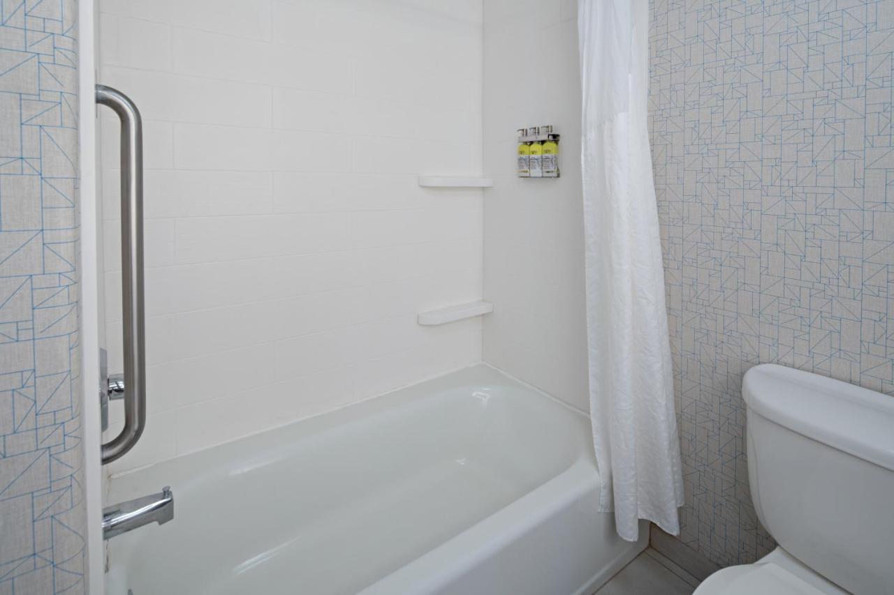 | Holiday Inn Express Fresno South, an IHG Hotel